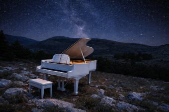 Piano sous un ciel étoilé